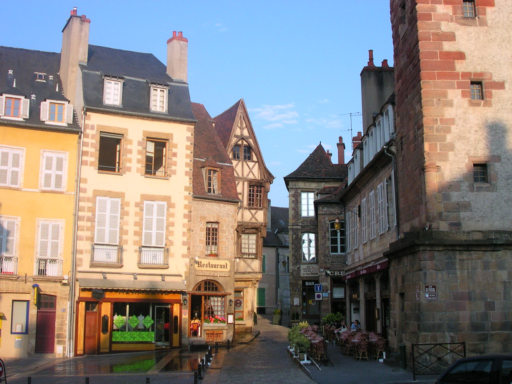 Visite Guidée Moulins prenota una guida ad moulins